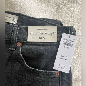 Abercrombie & Fitch The Ankle Straight. Ultra high rise black jeans. Size 6s
